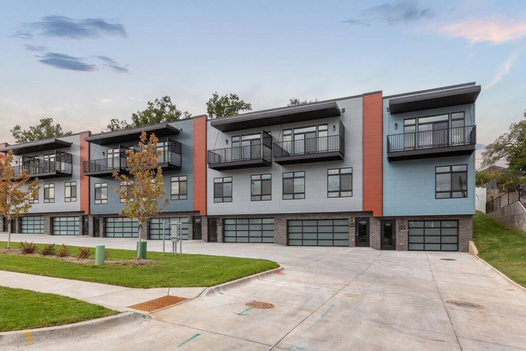 Luxurious Midtown Retreat With Elevator Access Apartment Omaha Exterior photo